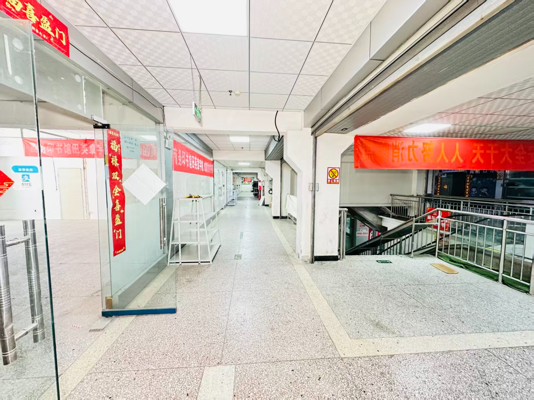 唐宫东路引入人工智能技术应用场景，推动AI与商业、零售、电商、企业服务等领域融合发展。