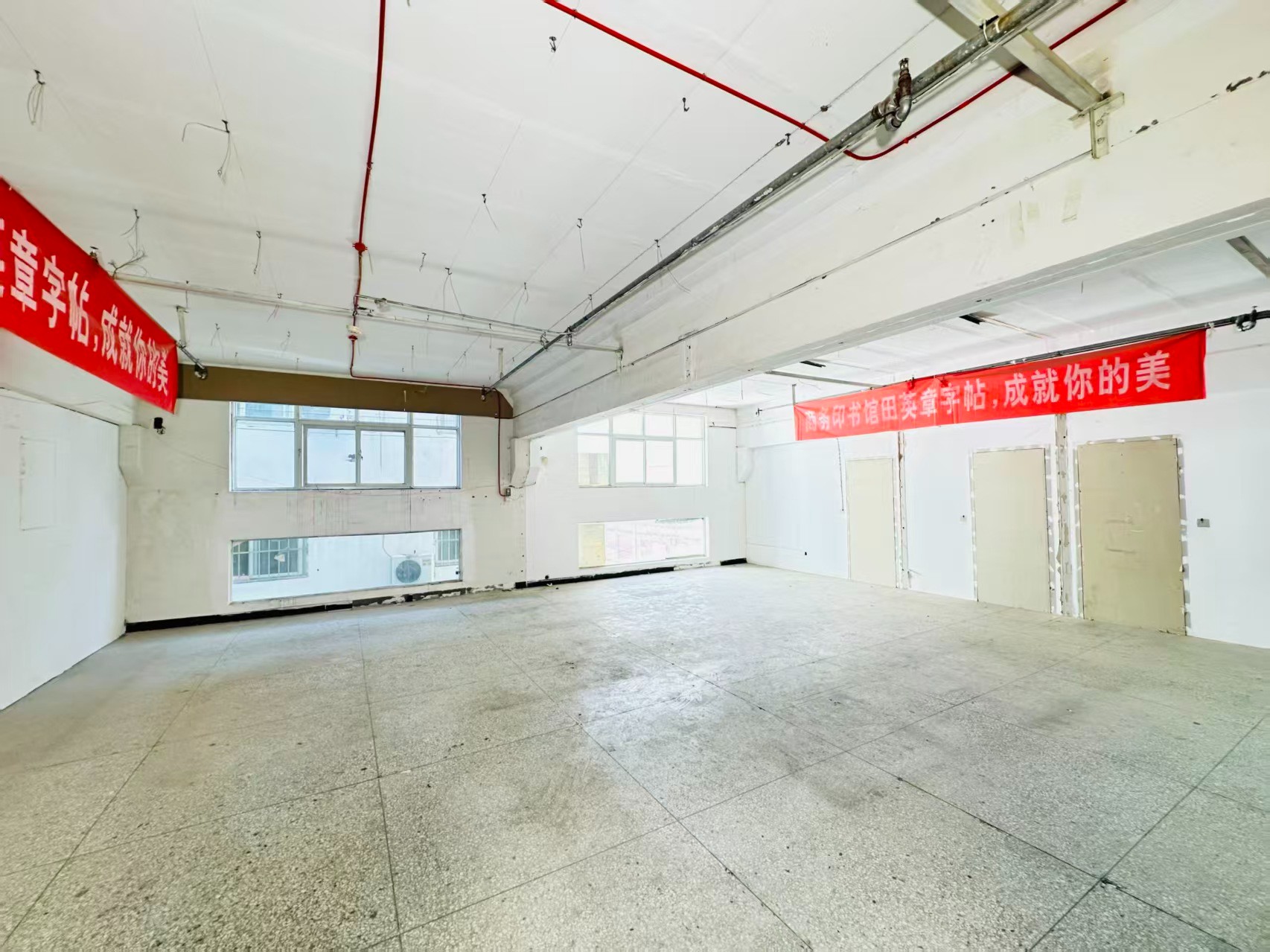 唐宫东路重点吸引人工智能应用、数字经济、电商直播、智能制造服务、软件开发、科技创新企业及创业团队入驻